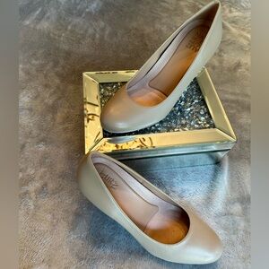 Description-Tan round toe heel 
Brand-Naturalizer
Size-Women’s 8